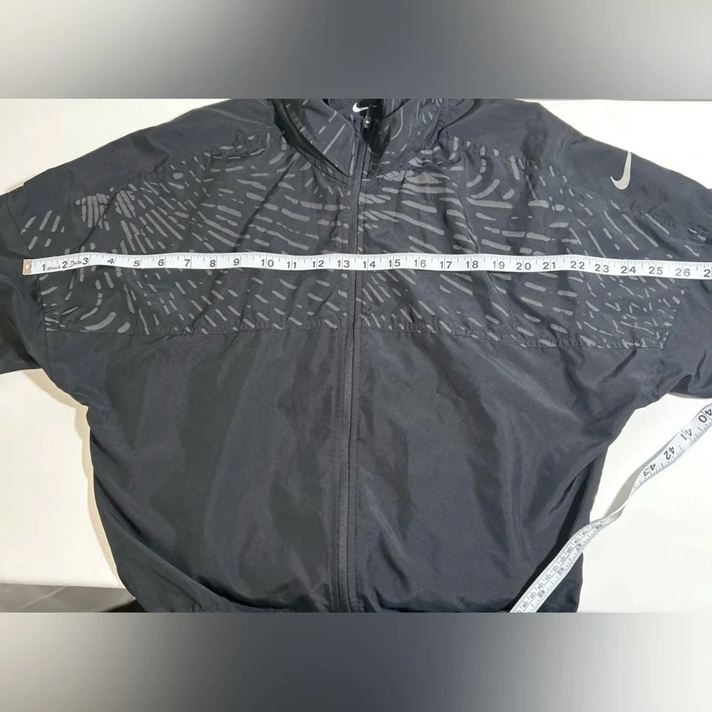 Nike Women's Run Division jacket (Style DD6462-010) - Picture 4 of 6